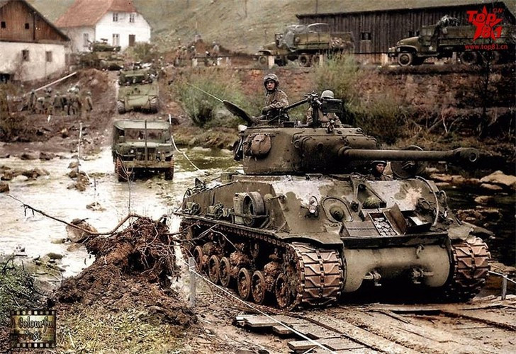 Xe tăng M4A3E8 Sherman của Quân đội Mỹ vượt sông cạn.