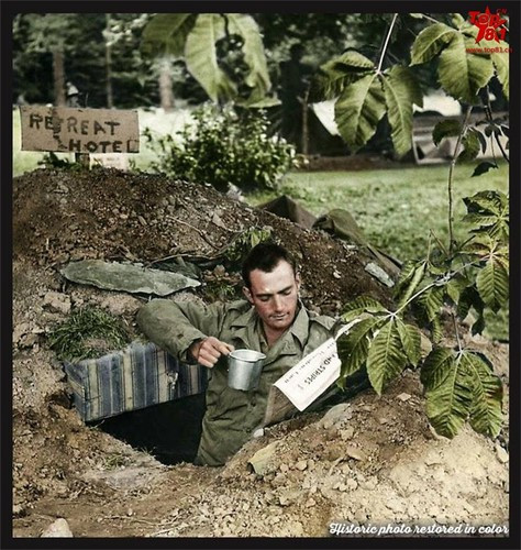 Phút nghỉ ngơi hiếm hoi ngay trên chiến hào.