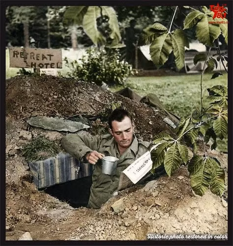 Phút nghỉ ngơi hiếm hoi ngay trên chiến hào.