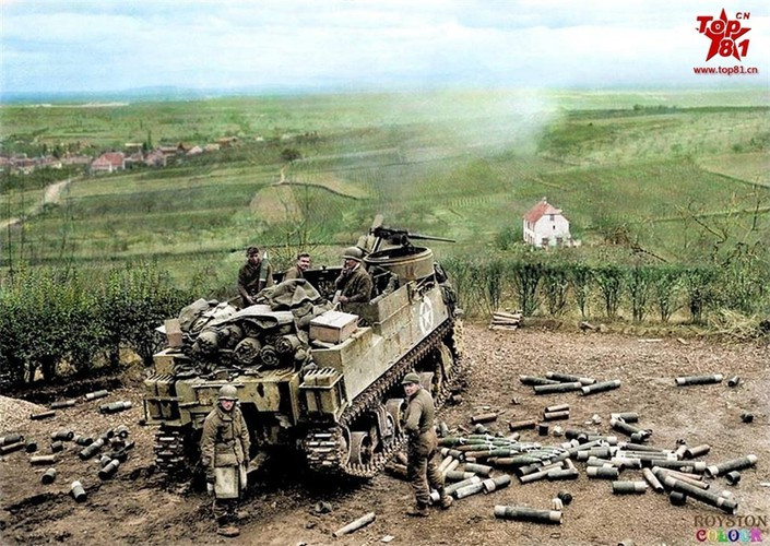 Khẩu đội pháo tự hành M7 105mm của Quân đội Mỹ tại mặt trận Tây Âu. M7 sử dụng khung gầm xe tăng hạng trung M3 Lee, trang bị pháo 105mm M1/M2.