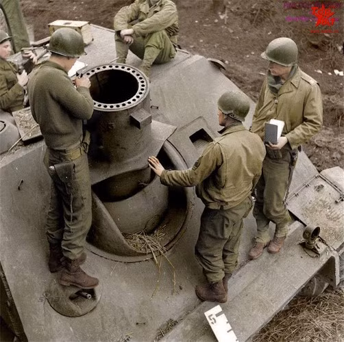 Binh sĩ Mỹ kiểm tra nòng đại bác 380mm trên khẩu pháo tự hành tấn công hạng nặng Sturmtiger của quân Đức. Khẩu pháo này bắn ra những viên đạn nặng tới 125kg nhưng chỉ bay xa được hơn nửa km.