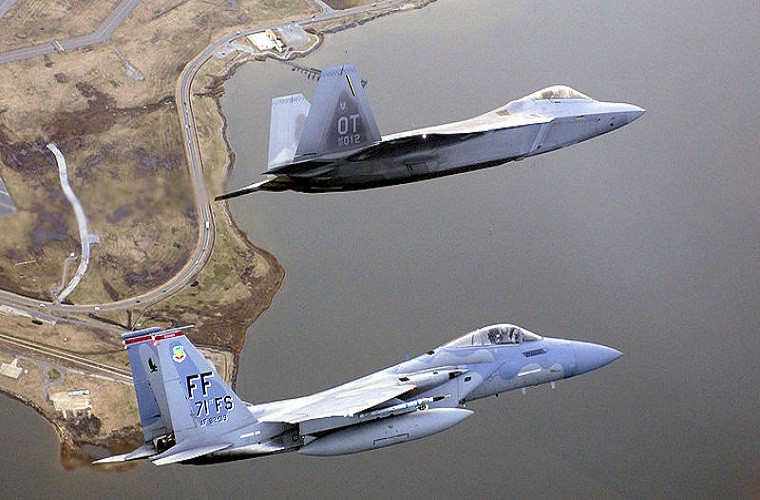 Một chiếc F-22 bay cùng một chiếc F-15 đều thuộc“1 Fighter Wing” trong một buổi trình diễn trên không.