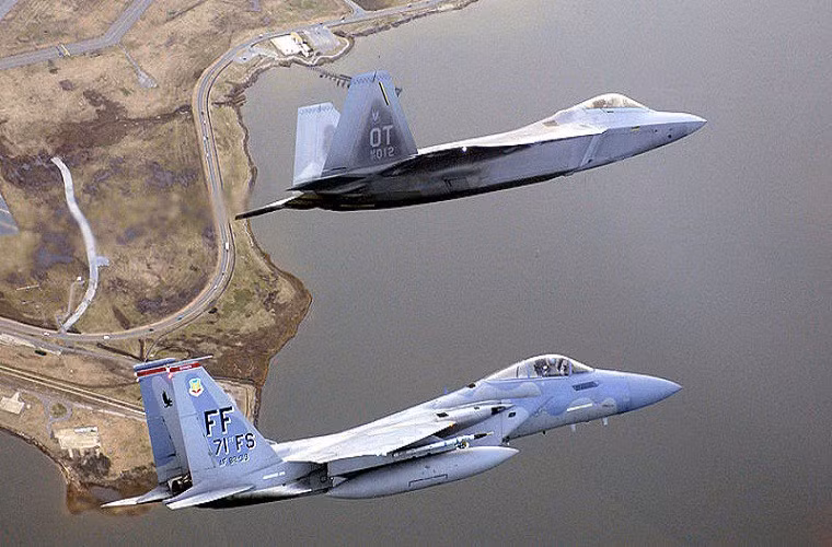 Một chiếc F-22 bay cùng một chiếc F-15 đều thuộc“1 Fighter Wing” trong một buổi trình diễn trên không.