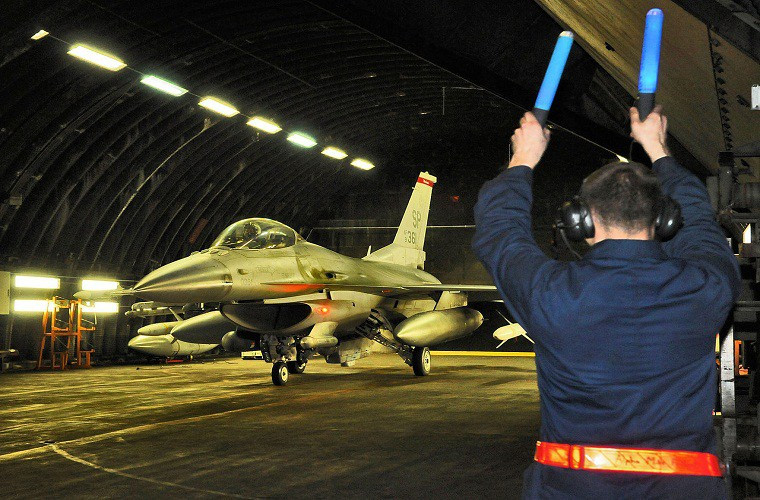 Một chiếc F-16 thuộc “52 Fighter Wing” Không quân Mỹ chuẩn bị cất cánh trong chiến dịch Bình minh Odyssey vào năm 2011.