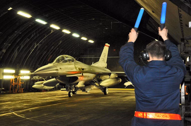 Một chiếc F-16 thuộc “52 Fighter Wing” Không quân Mỹ chuẩn bị cất cánh trong chiến dịch Bình minh Odyssey vào năm 2011.