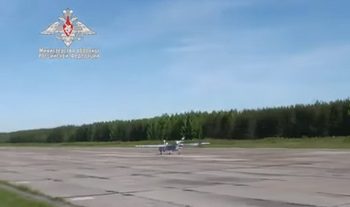 Đường truyền dẫn vô tuyến mới cho phép tăng phạm vi hoạt động của máy bay thêm 100 km và tăng cường hệ thống tự bảo vệ chống lại tác động từ các phương tiện kỹ thuật nước ngoài. Khối lượng của thiết bị này là khoảng 500 kg. Thời gian bay của máy bay lên tới 18 giờ còn độ cao lên tới 6.000m.