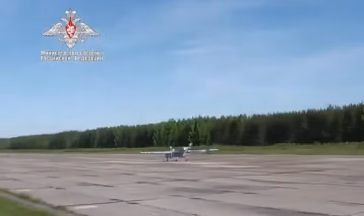 Đường truyền dẫn vô tuyến mới cho phép tăng phạm vi hoạt động của máy bay thêm 100 km và tăng cường hệ thống tự bảo vệ chống lại tác động từ các phương tiện kỹ thuật nước ngoài. Khối lượng của thiết bị này là khoảng 500 kg. Thời gian bay của máy bay lên tới 18 giờ còn độ cao lên tới 6.000m.