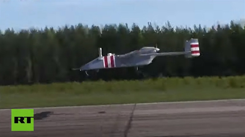 Trong đó, máy bay được trang bị các thiết bị điện tử vô tuyến hiện đại, hệ thống liên lạc, tổ hợp điều khiển mặt đất và phần mềm do Nga sản xuất, được trang bị động cơ APD-85 hiện đại.