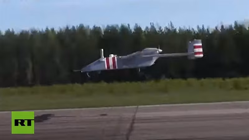 Trong đó, máy bay được trang bị các thiết bị điện tử vô tuyến hiện đại, hệ thống liên lạc, tổ hợp điều khiển mặt đất và phần mềm do Nga sản xuất, được trang bị động cơ APD-85 hiện đại.