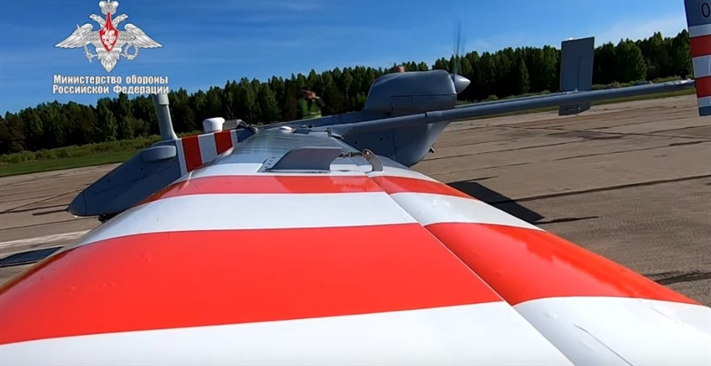 Tổ hợp này có được những khả năng mới nhờ công nghệ phát triển tiên tiến, cho phép máy bay thực hiện nhiệm vụ trinh sát cả ngày lẫn đêm bằng thiết bị quang học, vô tuyến và radar.