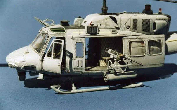 Các phiên bản của máy bay trực thăng UH-1 khá tương đồng khi có chiều dài 17,4m, chiều rộng 2,62m và chiều cao 4,3m.