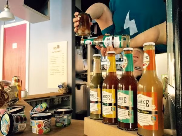 Nhân viên pha chế cũng lật ngược như thế này.