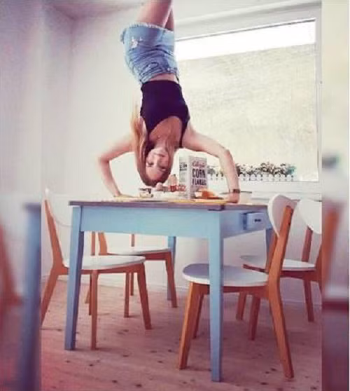 Trên bàn ăn cũng lật ngược.