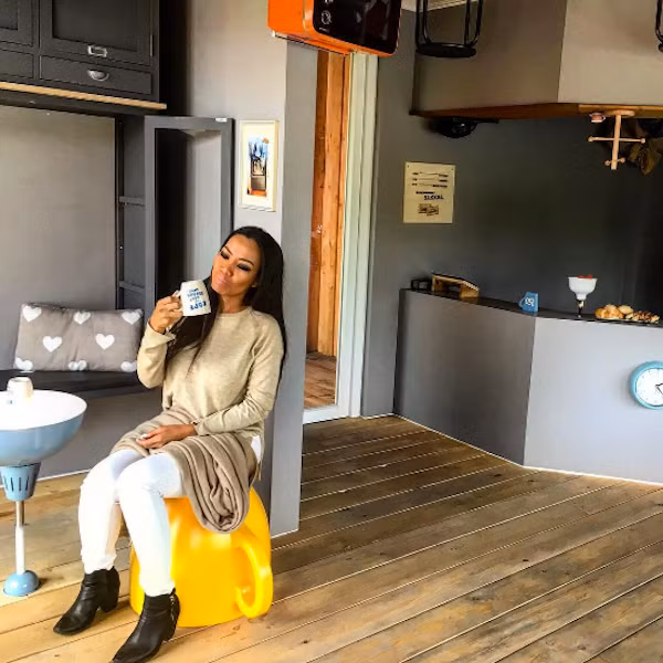 Chiếc cốc úp ngược.