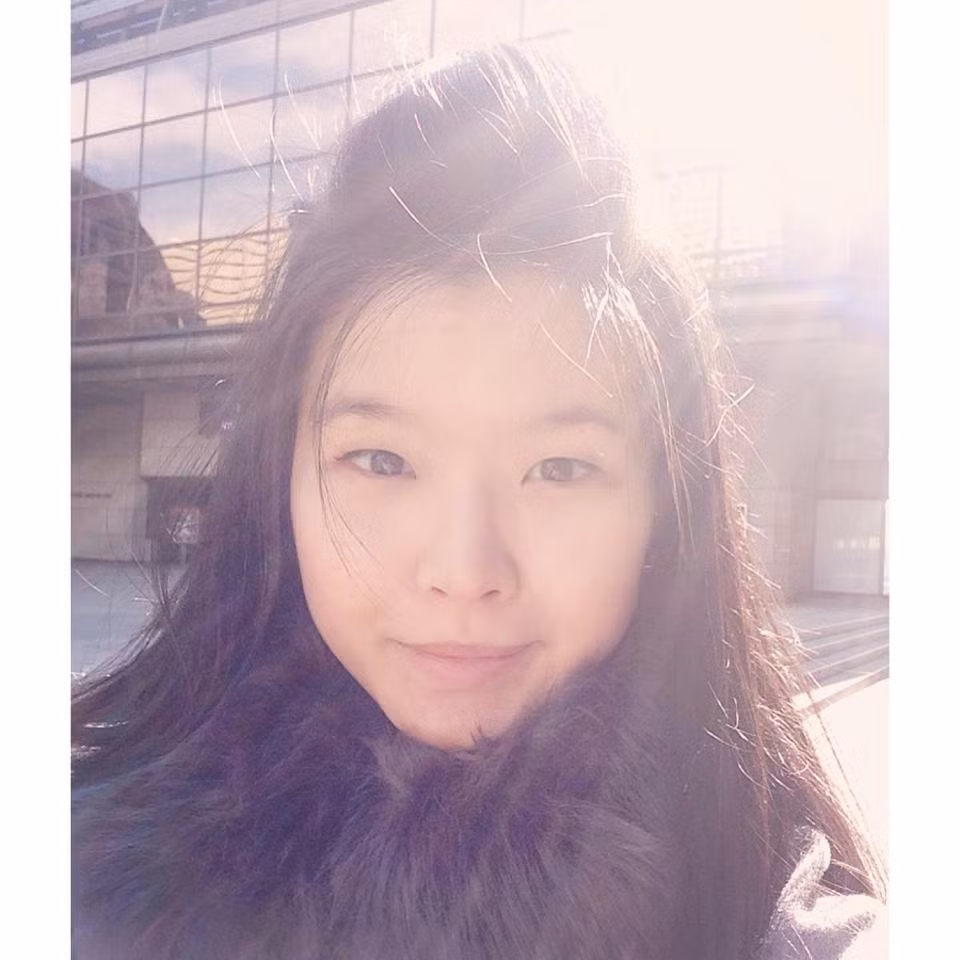 Trong khoảng thời gian hơn 4 năm sau đó, Lan Anh đã "tranh thủ" đi học ở rất nhiều nơi. Cô gái gốc Việt xinh đẹp sang Trung Quốc học Đại học Văn hóa và Ngôn ngữ Bắc Kinh và Đại học Nam Kinh trong một chương trình trao đổi sinh viên. Ngoài ra, Lan Anh còn học thêm ngành Quản lý và Thiết kế thời trang ở Trường Central Saints Martin, University of the Arts London. Chính vì thế, kiến thức và kinh nghiệm hiện tại Lan Anh có được trải rộng ở khá nhiều lĩnh vực, từ kinh tế, thương mại, ngôn ngữ học cho đến thời trang, nghệ thuật...