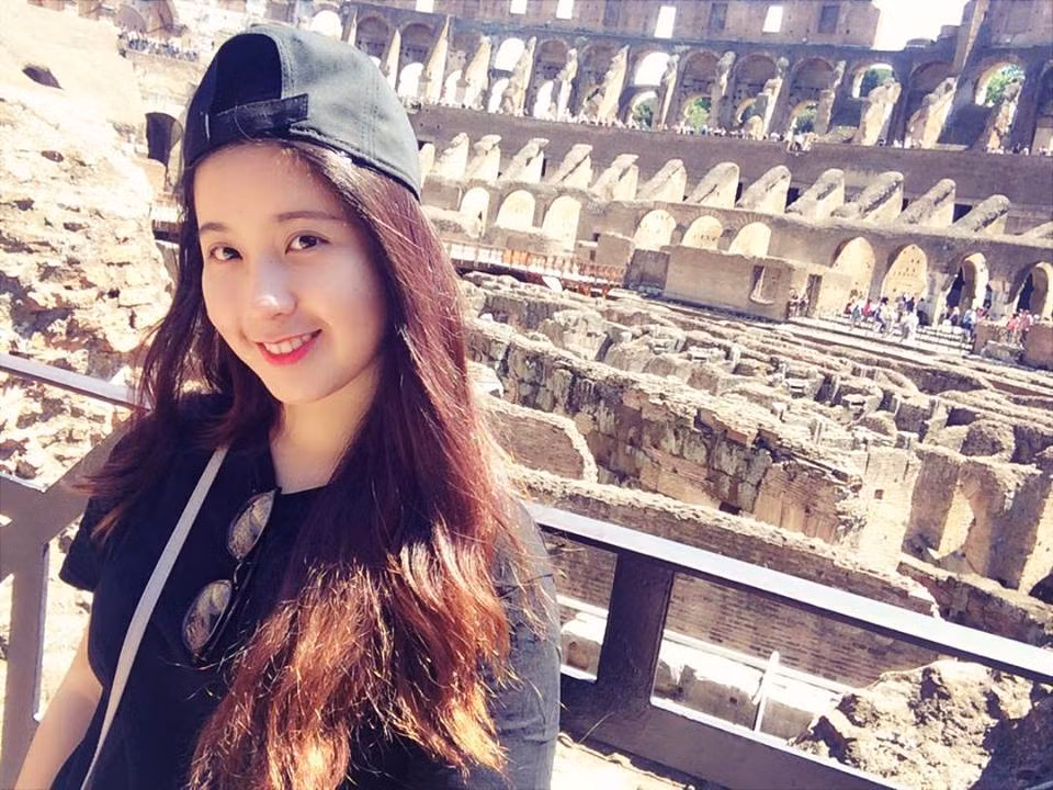 Ngoài chương trình học ở trường, Kim Chi còn tham gia rất nhiệt tình nhiều hoạt động thời trang ngoài trường học khác. Cô thường xuyên tham dự nhiều cuộc triển lãm thời trang của các hãng nổi tiếng, đình đám trên thế giới, đến thăm một số nhà máy sản xuất thời trang đẳng cấp để tận mắt nhìn, học hỏi những quy trình sản xuất tại đây. Những trải nghiệm này đối với những sinh viên cũng đam mê ngành thời trang khác phải thực sự cảm thấy ghen tị với Kim Chi.