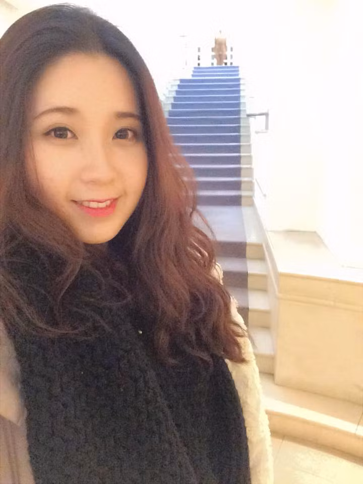 Ngoài ra, thế mạnh về ngoại ngữ, giao tiếp, tính cách cởi mở cũng giúp Kim Chi thích nghi được rất nhanh với cuộc sống nơi đất khách quê người. Dù lần đầu tiên sang Anh nhưng Kim Chi cũng chỉ mất khoảng thời gian 2 tháng để ổn định toàn bộ cuộc sống, nếp học tập, sinh hoạt tại đây.