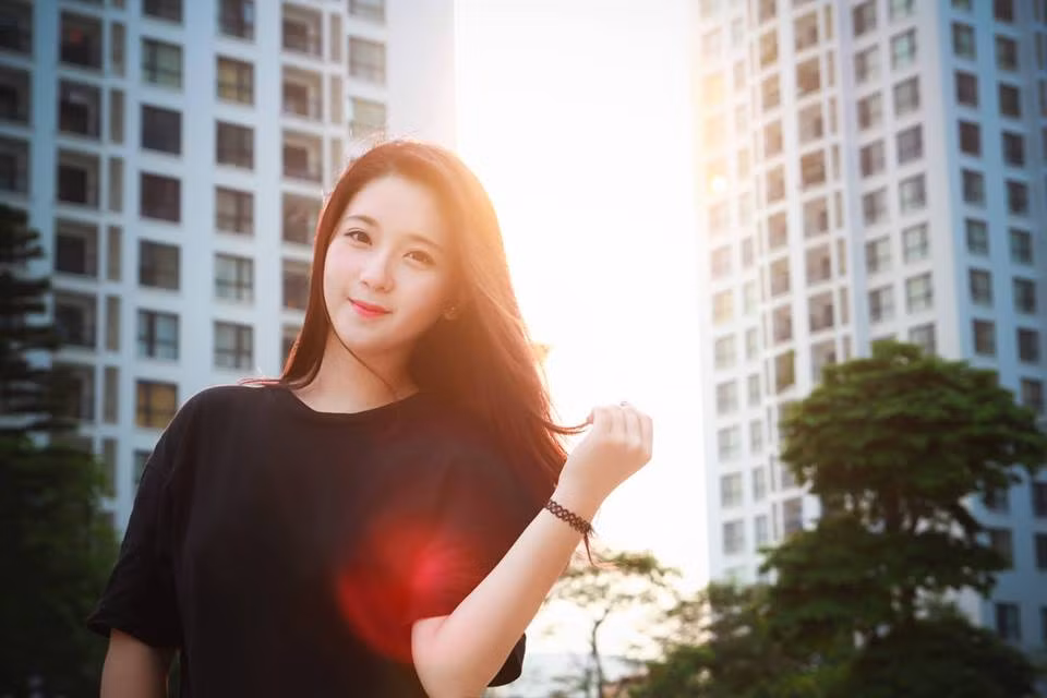 Cụ thể, vào tháng 6/2016, Nguyễn Kim Chi đã giành được học bổng 50% đầu tiên, với giá trị tương đương khoảng 1 tỷ đồng trong 3 năm của trường Cambridge School of Visual &amp; Performing Arts, Vương quốc Anh. Theo tạp chí Fashionista và Ceoworld, Cambridge School of Visual &amp; Performing Arts là một nhánh nhỏ của trường Kingston University đặt tại London và nằm trong top 5 những ngôi trường thời trang tốt nhất thế giới năm 2016.