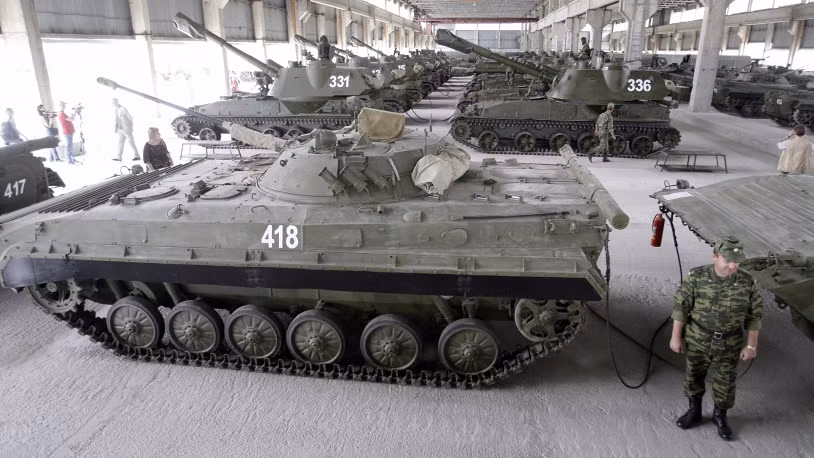 Sĩ quan Nga đứng cạnh một xe bọc thép tại căn cứ quân sự tại Tskhinvali, Nam Ossetia.