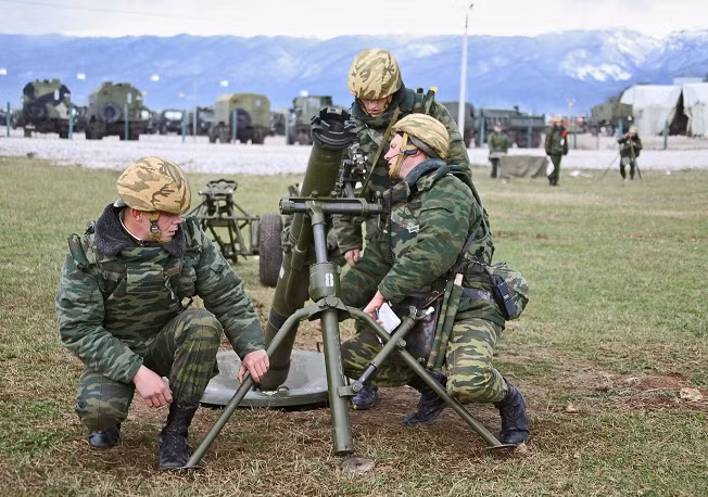 Binh sĩ đang thực hành bắn pháo tại căn cứ quân sự thứ 7 của Nga tại Gudauta, Abkhazia.