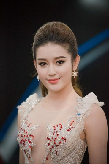 Á hậu Huyền My liên tục ‘đốt mắt’ khán giả bằng những hình ảnh vô cùng quyến rũ của mình khi tham dự các sự kiện. Chính vì phong cách thời trang sang trọng, đẳng cấp của mình nên thời gian gần đây Huyền My rất đắt giá ở các sự kiện.