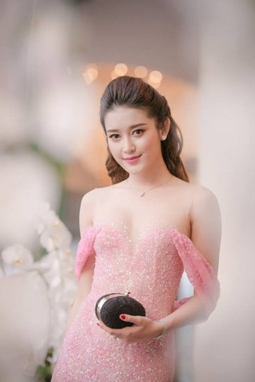 Thời gian gần đây Huyền My dạn dĩ hơn trong cách ăn mặc. Cô sinh viên Học viện thời trang London đang dần thử nghiệm cho mình những phong cách thời trang mới táo bạo và quyến rũ hơn.