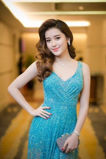 Á hậu Huyền My đã mạnh dạn hơn khi thử sức với phong cách gợi cảm nhưng vẫn sang trọng và tinh tế. Ưu tiên hàng đầu của Huyền My khi lựa chọn trang phục dự tiệc hiện nay vẫn phải là sang trọng, đẳng cấp nhưng vẫn khoe được những đường cong quyến rũ của cơ thể.