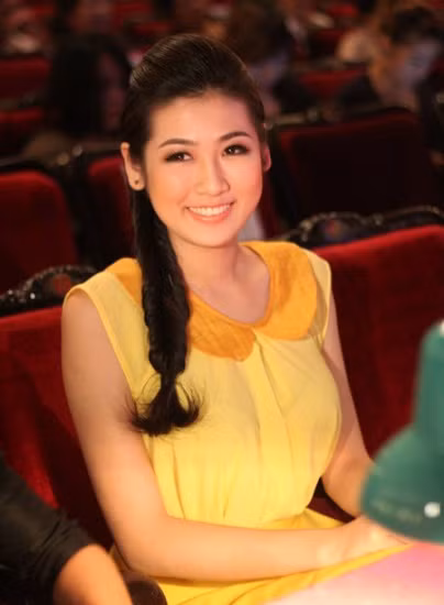 Dương Tú Anh trở thành Á hậu Việt Nam 2012 khi còn đang là một sinh viên. Cô thường xuất hiện với hình ảnh hiện đại, quyến rũ của một phụ nữ hiện đại.