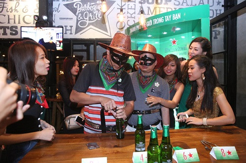 Thử thách thứ 2 có vẻ khó khăn hơn khi người chơi phải bật nắp chai bia Heineken bằng một trong các vật dụng như thắt lưng, bật lửa, chiếc thìa,…