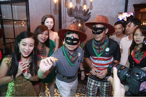 Á hậu Tú Anh hào hứng cùng người chơi tập trung thực hiện phần thử thách phi tiêu.