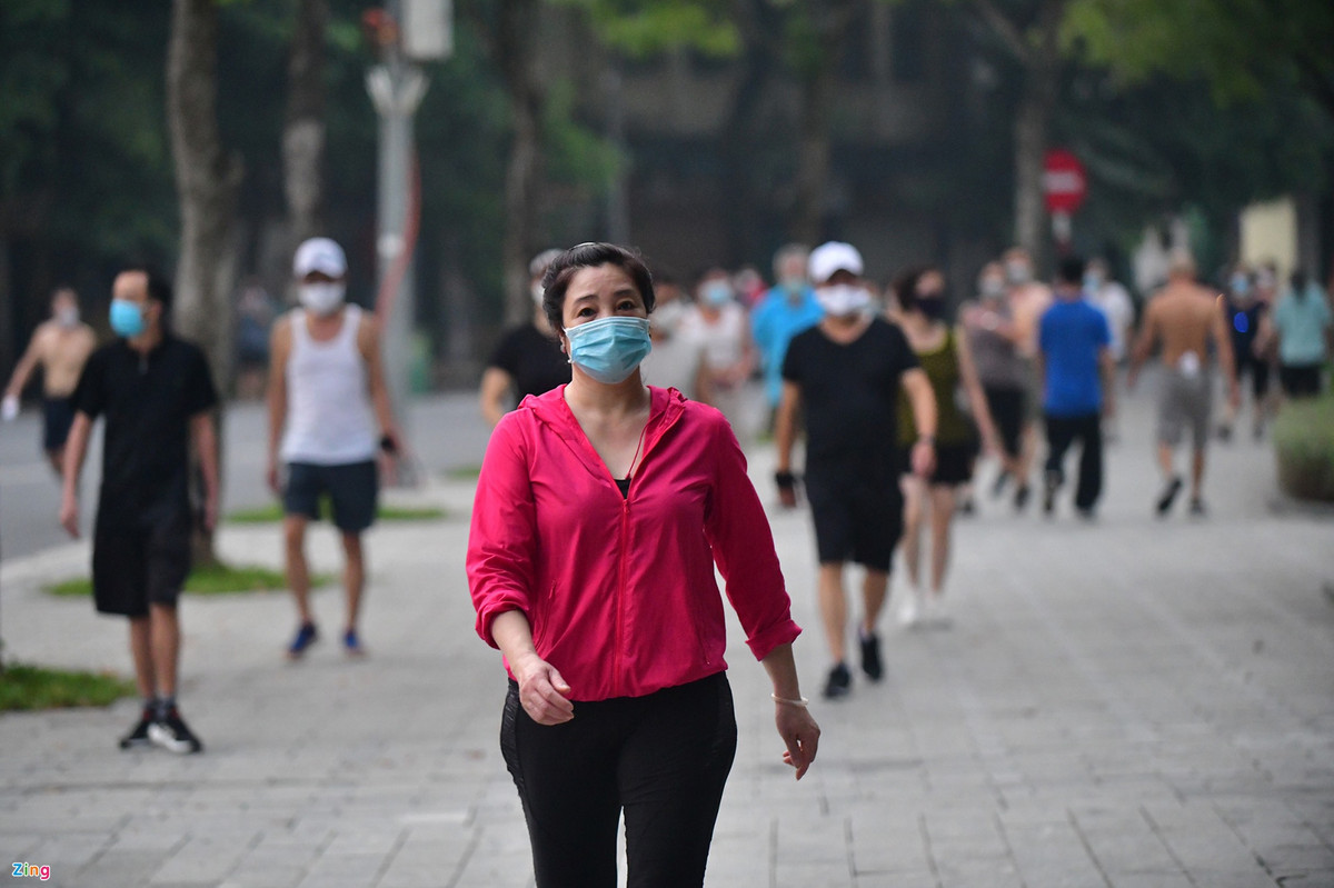 Bà Lê Thị Hiền, Chủ nhiệm CLB Sức khoẻ quận Hoàn Kiếm chia sẻ: "Nghỉ lâu ngày chị em ai nấy đều mệt mỏi cứ như người ốm, chỉ mong được đi tập lại. Nay được ra ngoài chúng tôi cảm thấy rất phấn khởi”.