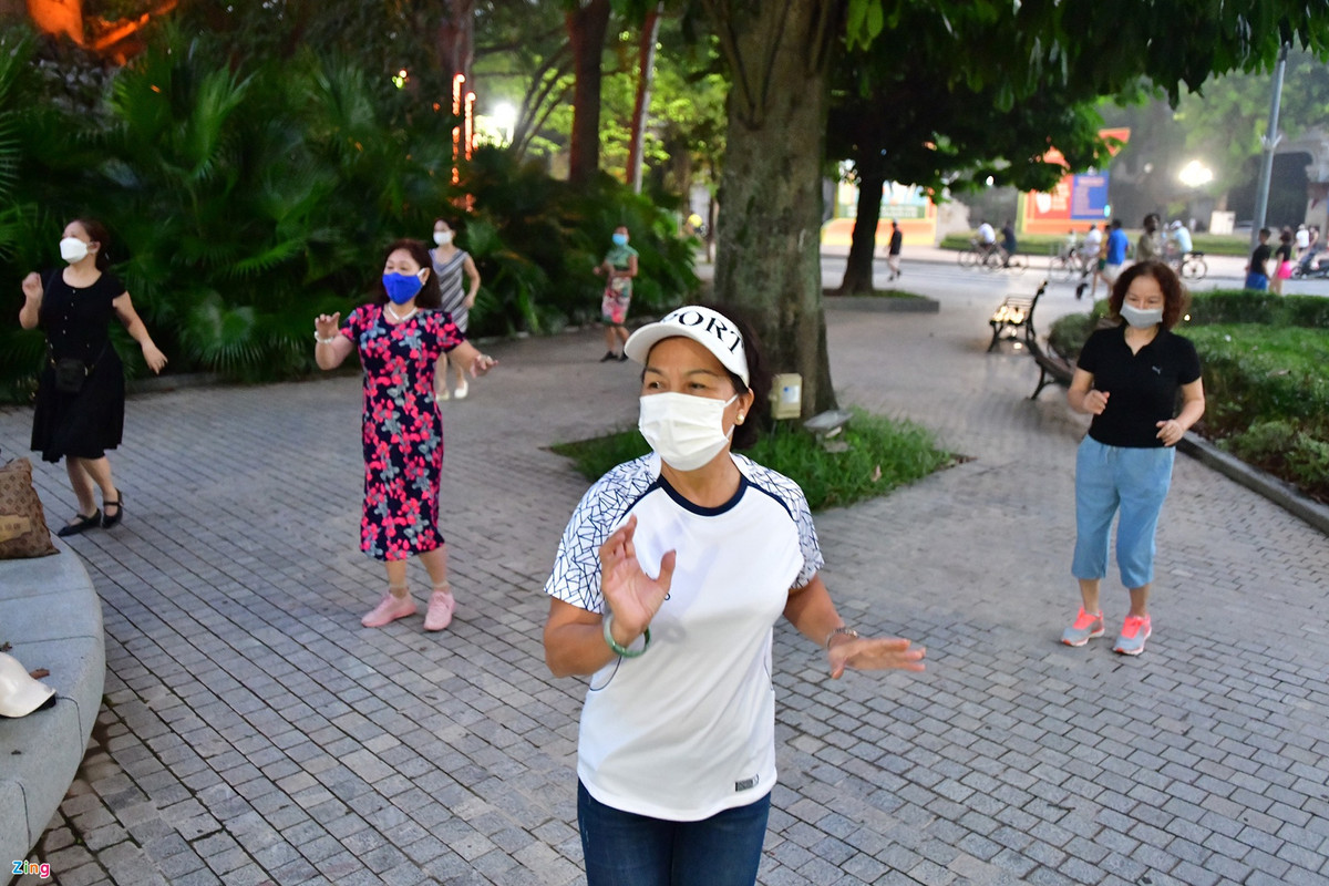 Khung cảnh trên vỉa hè phố Đinh Tiên Hoàng hôm nay khác hẳn so với những ngày người dân tập thể dục chui.