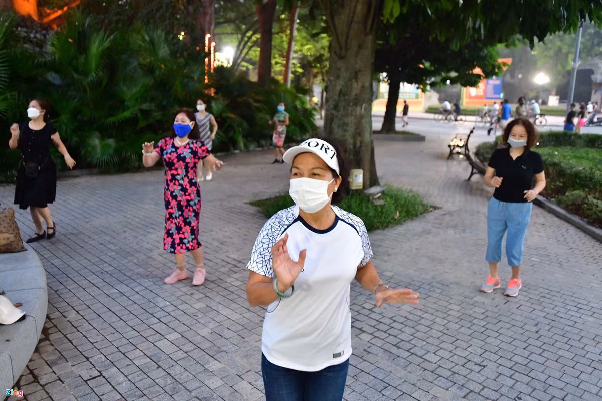 Khung cảnh trên vỉa hè phố Đinh Tiên Hoàng hôm nay khác hẳn so với những ngày người dân tập thể dục chui.