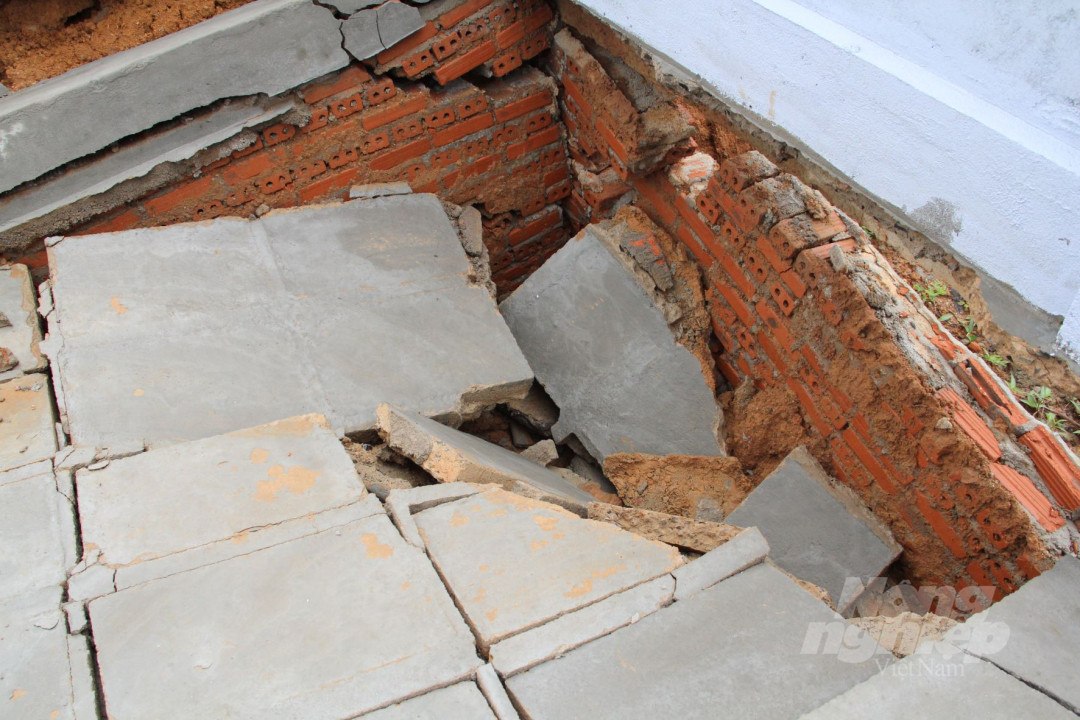 Theo thiết kế, đài tưởng niệm có 85 bậc thang. Tuy nhiên, mưa lớn làm xuất hiện một hố lớn giữa những bậc thang.