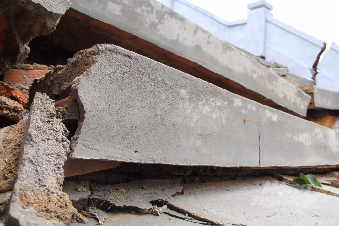 Tuy nhiên, mưa lớn những ngày qua đã khiến công trình bị hư hỏng, sụt lún nghiêm trọng. Các bậc thang bị trồi lên, sụt xuống.