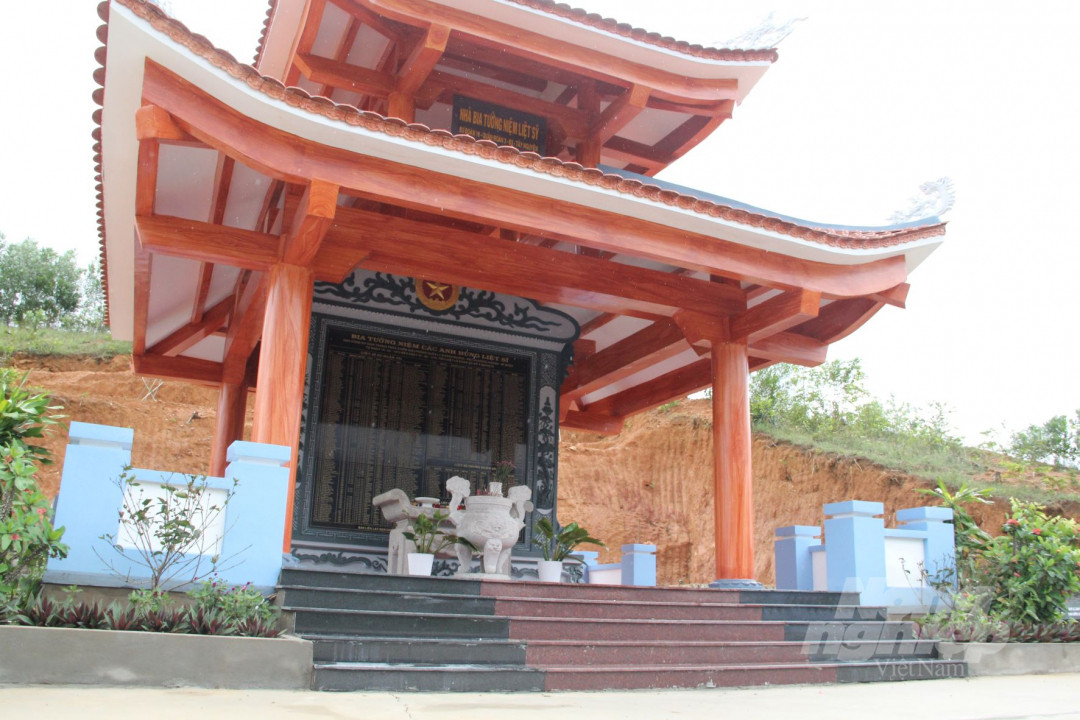 Theo lãnh đạo UBND xã Cư M'ta, công trình được khởi công từ năm 2020 và hoàn thành vào tháng 7/2021. Công trình này được Ban liên lạc các cựu chiến binh Quân đoàn 10 làm chủ đầu tư nên chính quyền địa phương không nắm được kinh phí.