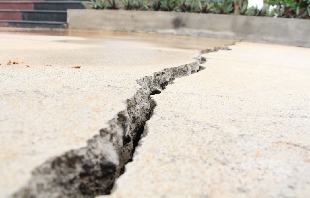 Còn tại sân, khu vực đặt bia ghi danh các anh hùng liệt sĩ cũng bị nứt toát thành rãnh, kéo dài nhiều mét.