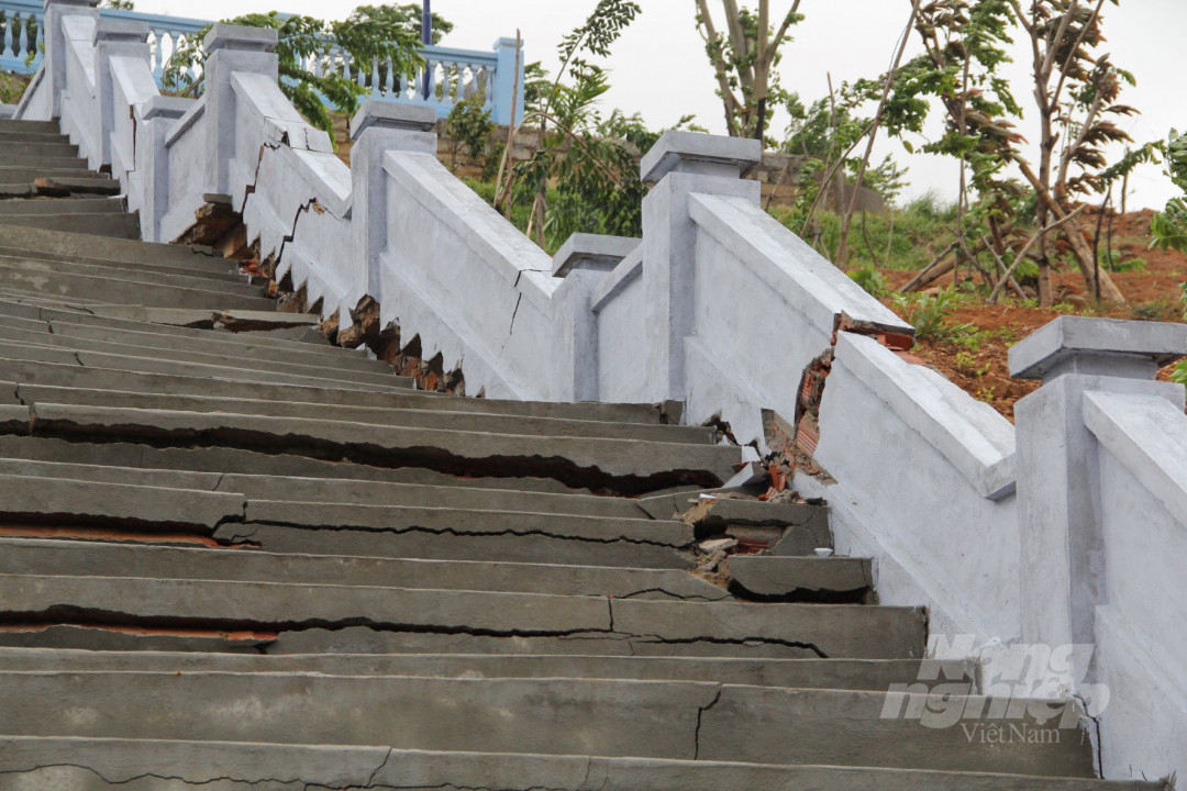 Bờ tường nối từ mặt đường lên khu vực đặt bia tưởng niệm cũng bị nứt toác, đứt gãy nhiều chỗ.