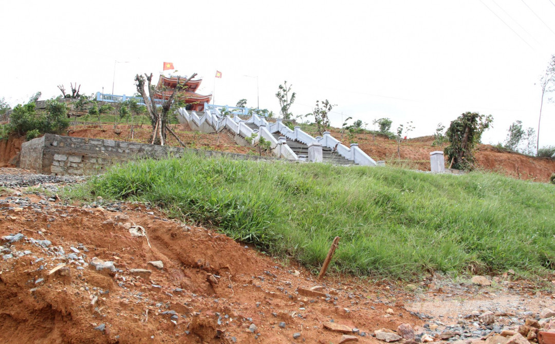 Ông Phạm Ngọc Thạch, Chủ tịch UBND huyện M'đrăk, tỉnh Đăk Lăk xác nhận đài tưởng niệm 158 liệt sĩ của Sư đoàn 3, Quân đoàn 10 tại xã Cư M'ta bị sụt lún nghiệm trọng do mưa lớn.