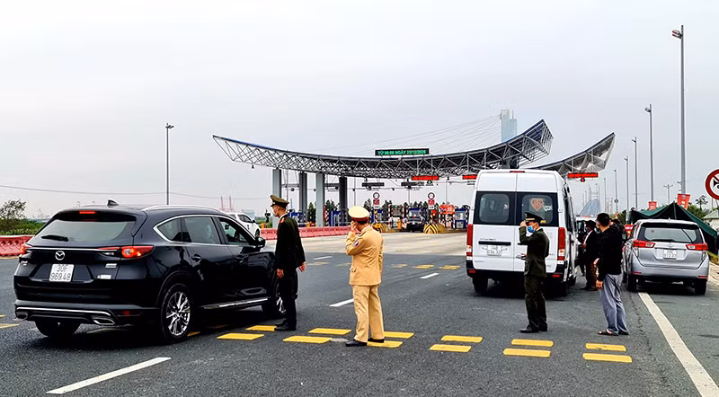 Với người chưa tiêm hoặc chưa tiêm đủ 2 mũi vắc xin thì thực hiện cách ly tại nhà/nơi lưu trú 14 ngày kể từ ngày về địa phương, thực hiện xét nghiệm 3 lần, người cách ly phải tự trả các chi phí liên quan; kết thúc thời gian cách ly y tế tiếp tục tự theo dõi sức khỏe 14 ngày.