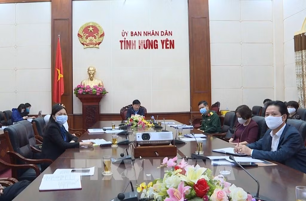  Tỉnh Hưng Yên: Ông Nguyễn Duy Hưng, Phó Chủ tịch UBND tỉnh, cho biết, người Hà Nội vào tỉnh phải có giấy xét nghiệm SARS-CoV-2 (bằng phương pháp RT-PCR hoặc test nhanh) trong vòng 48 giờ; giấy xác nhận tiêm 2 mũi vắc xin phòng COVID-19; thực hiện việc khai báo y tế và thực hiện 5K.