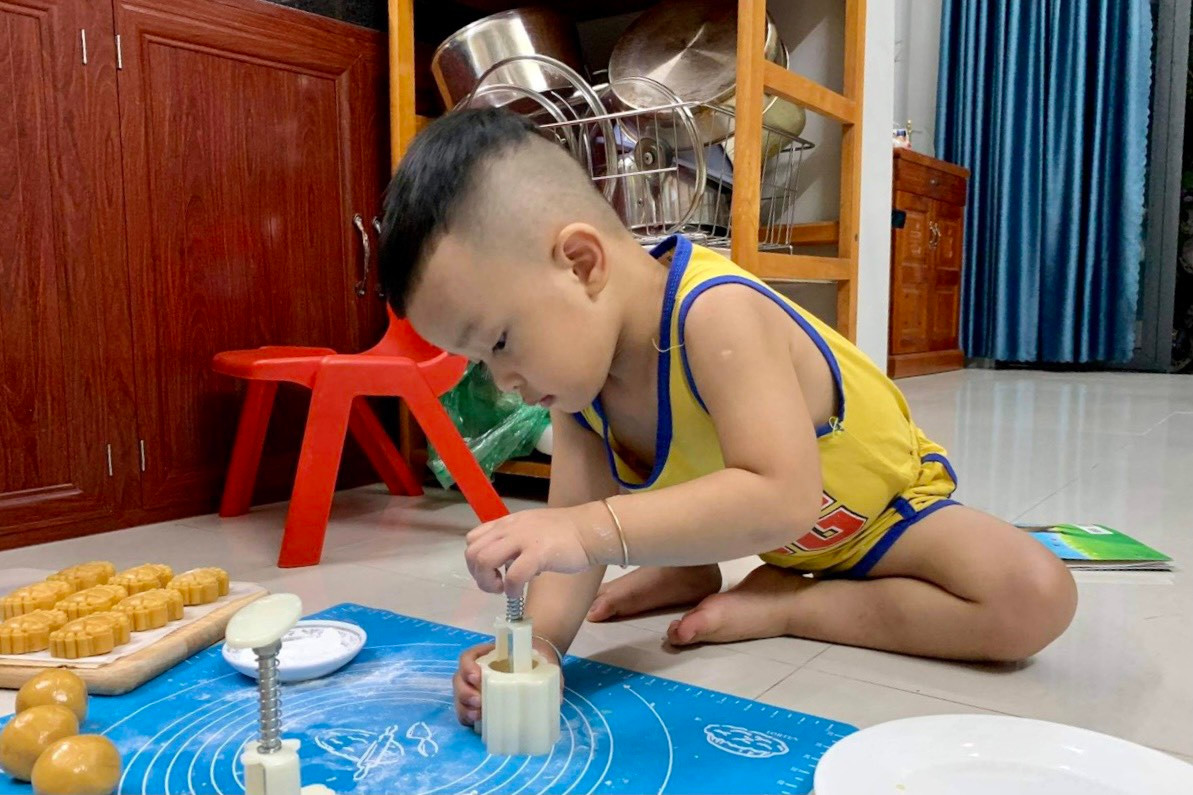 Trung thu gian cach, moi nguoi mot noi cua nhieu gia dinh trong dich-Hinh-2