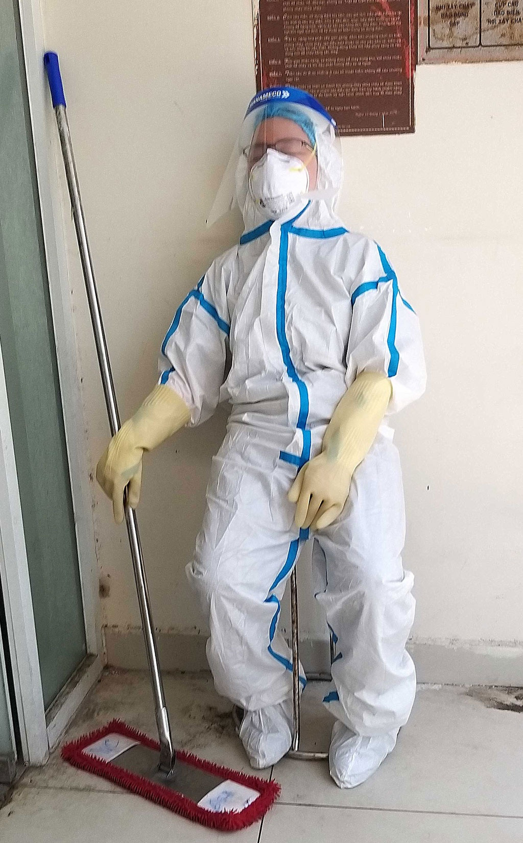 Nhói tim những hình ảnh trong bệnh viện dã chiến số 12 - Hình 5 Nhoi tim nhung hinh anh trong benh vien da chien so 12-Hinh-5