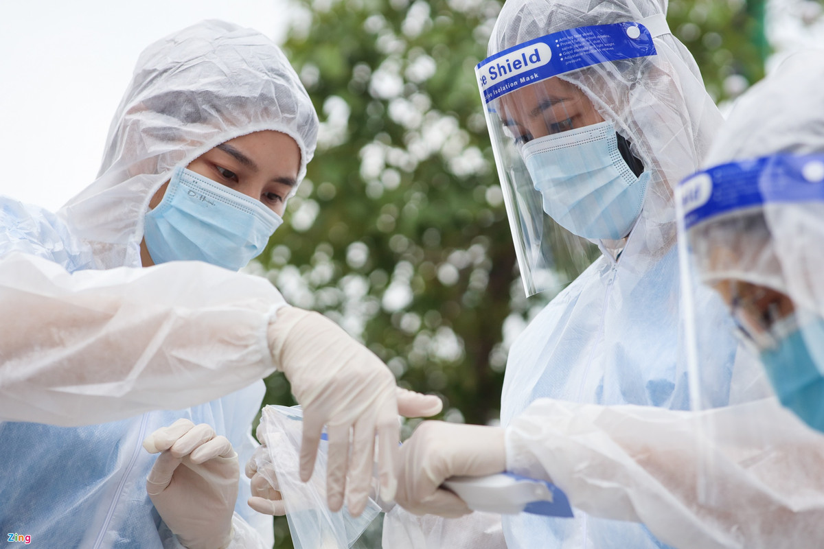 Chuyến đi còn có sự góp mặt của người đẹp Thùy Tiên - đại diện Việt Nam tham dự Miss Grand International 2021. Hai người đẹp mặc trang phục bảo hộ, đeo kính chắn giọt bắn và xịt khử khuẩn liên tục nhằm đảm bảo an toàn, tránh lây nhiễm dịch bệnh.