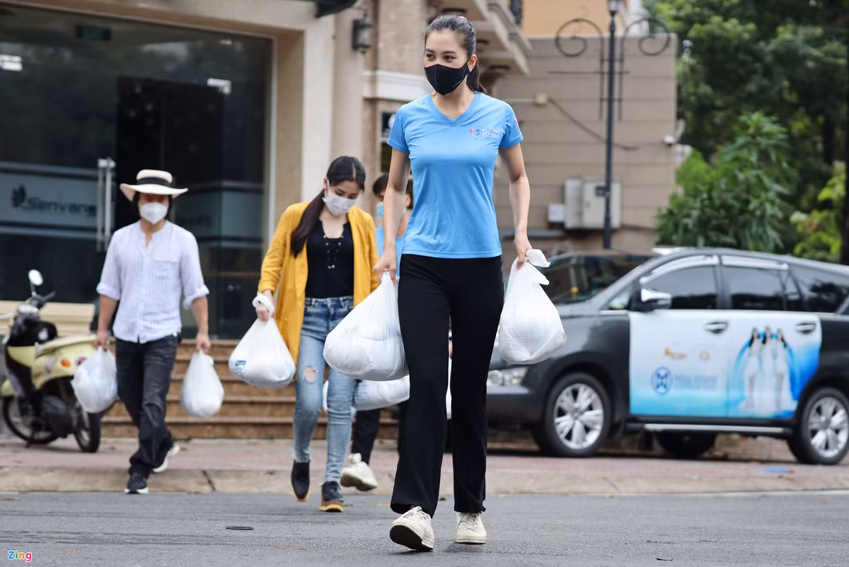 "Những ngày vừa qua, tôi và CLB Suối Mát Từ Tâm vẫn liên tục rong ruổi tìm đến những xóm trọ khó khăn trên địa bàn thành phố để trao quà cho người dân. Có đi đến tận nơi thì mình mới hiểu hết sự thiếu thốn của bà con", Hoa hậu Tiểu Vy chia sẻ với Zing.