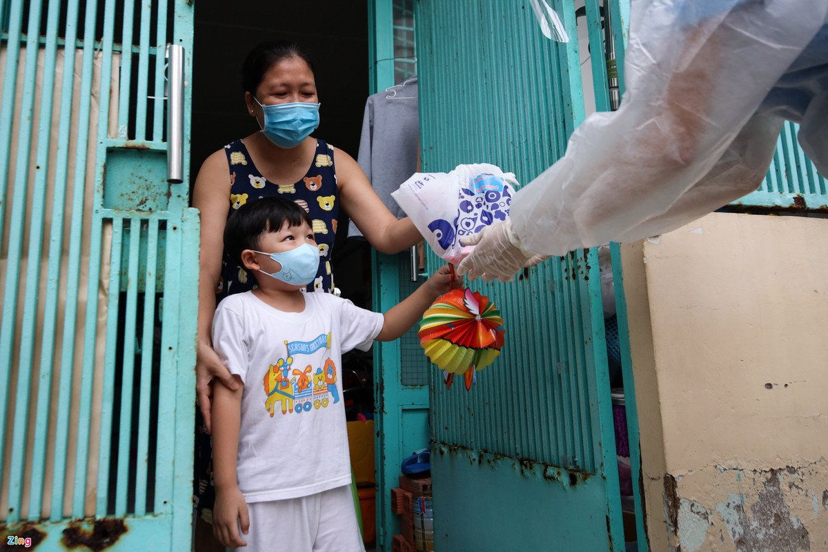 "Có những gia đình 5-6 người phải chen chúc trong căn phòng trọ vài mét vuông suốt 3-4 tháng qua. Tôi và các chị em hoa hậu đã trao hơn 20.000 phần quà trong vài tháng qua, nhưng tôi chưa bao giờ thấy đủ, luôn cho rằng mình phải làm từ thiện hơn nữa", Tiểu Vy chia sẻ thêm.