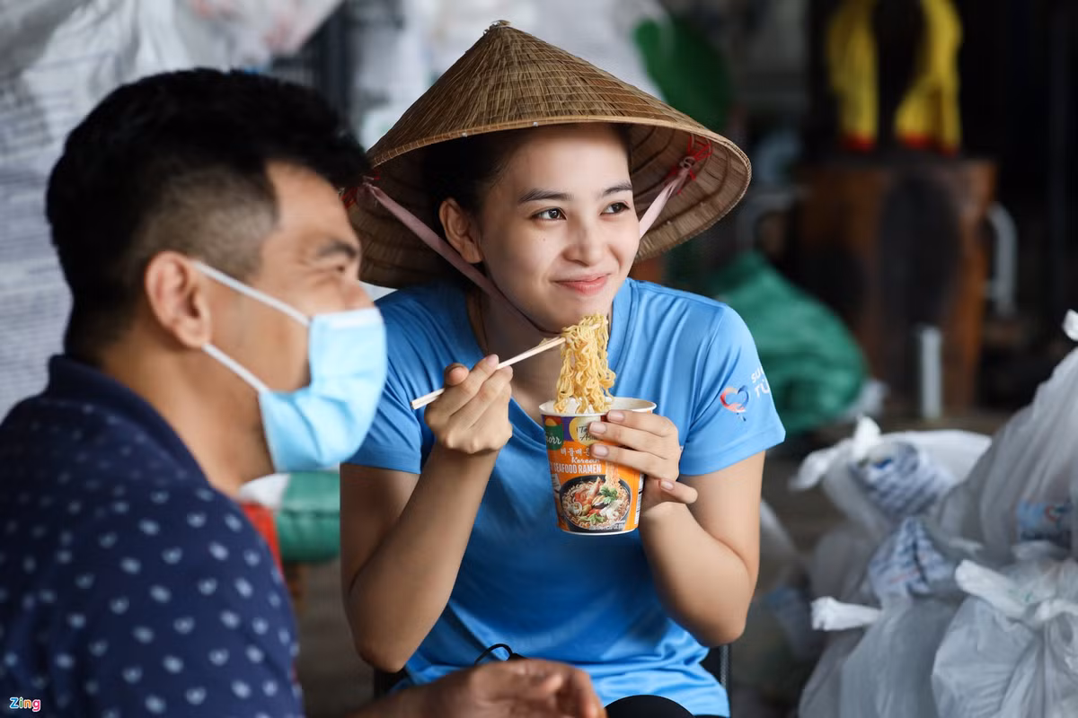 Trước đó, trong giai đoạn TP.HCM thực hiện chính sách "ai ở đâu, ở yên đó", Tiểu Vy không thể tham gia hoạt động bếp ăn 0 đồng vì chung cư của cô bị phong tỏa do có ca nhiễm Covid-19. Khi được chính quyền và lực lượng y tế xác nhận âm tính sau nhiều lần kiểm tra sức khỏe, Hoa hậu Việt Nam 2018 nhanh chóng trở lại với hoạt động thiện nguyện, giúp đỡ người dân gặp khó khăn vì dịch bệnh.