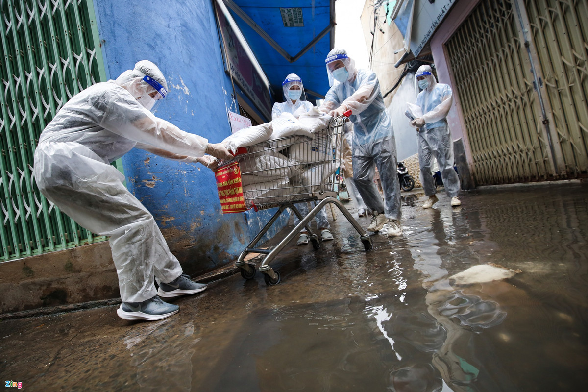Điểm đến đầu tiên của Tiểu Vy là đường Huỳnh Tấn Phát (quận 7). Nhiều đoạn đường, cô và ê-kíp phải đẩy xe hàng và lội qua các vùng nước ngập. Người dân tại khu vực này cho biết nước dâng lên sau cơn mưa đêm và chưa kịp rút xuống.