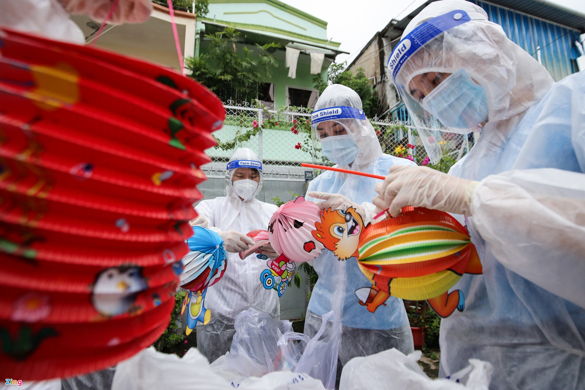 Hai người đẹp cuộc thi Hoa hậu Việt Nam 2018 còn chuẩn bị thêm hàng trăm phần quà gồm bánh kẹo, đèn lồng làm quà Trung thu cho trẻ em thuộc khu dân cư trên. Ngoài ra, Tiểu Vy còn gửi tặng quà Trung thu đến các em nhỏ có hoàn cảnh khó khăn, mất người thân vì Covid-19.