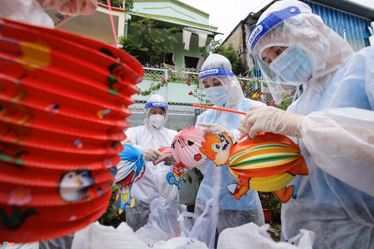 Hai người đẹp cuộc thi Hoa hậu Việt Nam 2018 còn chuẩn bị thêm hàng trăm phần quà gồm bánh kẹo, đèn lồng làm quà Trung thu cho trẻ em thuộc khu dân cư trên. Ngoài ra, Tiểu Vy còn gửi tặng quà Trung thu đến các em nhỏ có hoàn cảnh khó khăn, mất người thân vì Covid-19.